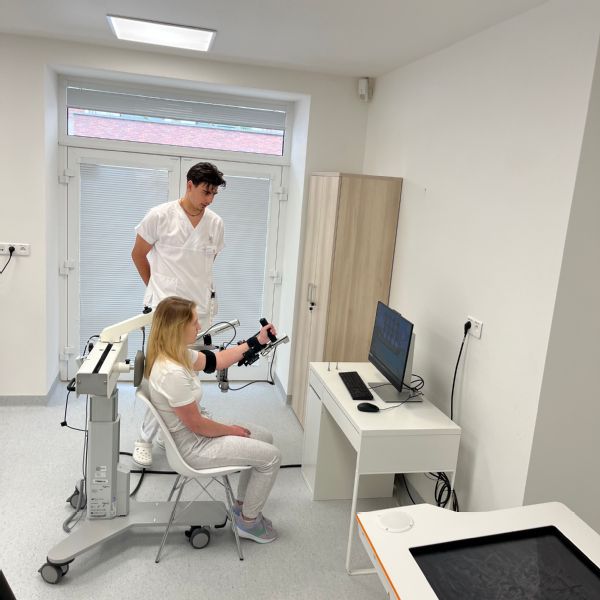 Robotická rehabilitácia v Nemocnici AGEL Bratislava (1) (1)